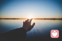 一个家庭最可怕的不是穷，而是一个不停争吵，制造矛盾的人，一个争吵不断的家庭会给人带来巨大伤害和心理阴影，这种消极的氛围让人感到窒息，会让人想要逃避，尤其是当家里出现了一个认知狭隘，极度自私，时不时发脾气，摆脸色或者过度向晚辈索要情绪价值的长辈，晚辈稍微反抗一下就搬出生育养育之恩来道德绑架，一边过度强调自己的付出，一边用道德绑架打压家人，这样就会变成一个怨气冲天或者忍气吞声的家庭，这才是一个家庭变得越来越可怕的原因。配图