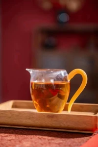 茶熱了，等一等，心靜自然就涼了；茶暖了，品一品，心暖自然就通透了；茶冷了，續一續，依舊如初溫暖。人生如茶[太陽]配圖