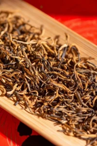 茶熱了，等一等，心靜自然就涼了；茶暖了，品一品，心暖自然就通透了；茶冷了，續一續，依舊如初溫暖。人生如茶[太陽]配圖