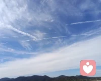 時間能度的都是愿意自渡的人，沒有誰的人生一帆風順，低谷期的苦難，就是為了積蓄力量。哪怕是裂縫里透出的光，也要牢牢抓住[微笑R][草莓R][玫瑰R]配圖