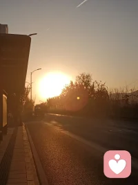 我們每個人都有自己的故事，有自己的痛苦。?對于痛苦有的人會淡然而過，有的人會困在其中。?人生在世最重要的是要積極向上，一切看淡了，心也就不累了。?萬事不要強求，否則只會給自己帶來無盡困擾，只會給自己帶來痛苦只會讓自己不開心。?錢多錢少，夠用就好，有愛無愛，開心就好。配圖