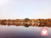 人間的路深一腳淺一腳，步步都是故事。人間的緣，善一段惡一段，段段都是注定。?人間的事明白一時糊涂一時，事事都有因果，有些事明白了就好，看破不必說破。人生難得糊涂，做好自己該做的事，無論在別人眼中你是什么樣子，要記住：不與事爭，因為爭不過因果。?不與人爭，因為會傷了感情。不與已爭，因為會讓人疲累。學會寬容，讓自己平心靜氣。學會隨緣，讓自己身心安樂。學會放下，讓自己明心見性。永遠做個善良的自己，以善為本，厚德載物。配圖