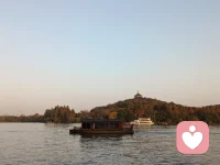 压抑的时侯，换个环境深呼吸。 困惑的时候，换个位置去思考。 犹豫的时候，换个思路去选择。 郁闷的时候，换个环境找平静。 烦恼的时候，换个思维去排解。 抱怨的时候，换个方法看问题。 自卑的时候，换个想法去对待。 生活中学会换位思考，你的世界会更美。配图