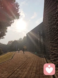 人类在不断进步的同时

也有更多的执念在发展，

人们可能对某种喜好

某个目标 某些欲望，

有很深的执念。

 

当现实达不到

这个根深蒂固的念头时，

就容易产生更多焦虑和痛苦。

其实执念本身就是一种痛苦，

因为轮回本就没有完美的事物，

执念会随着欲望

不断升级带来更多痛苦。

 

试着放下执念，

会发现很多

不曾留意和珍惜的美好，

放下执念，

我们才会在生活和修行

的路上前进的更好。配图