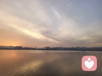 我们不必要为了

一些小事

而浪费时间，

多花些时间做点

有意义的事情，

比耿耿于怀

收获的要多。

 

耿耿于怀

就是对自己

自信的挫败，

就是对自己

前进的障碍，

就是对

快乐的伤害。

 

放弃这些

不相干的心灵负累，

不要做一个

耿耿于怀的弱者，

而要做一个

宽容的强者。

 

看淡了

一切就变得简单，

释怀其实就在

那么一瞬间。

 配图