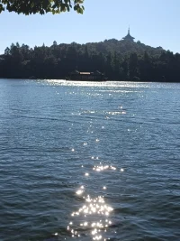 當(dāng)生活給你帶來(lái)壓力時(shí)，請(qǐng)記得，你有足夠的力量去應(yīng)對(duì)。 每一次挑戰(zhàn)都是成長(zhǎng)的機(jī)會(huì)，相信自己，你會(huì)走得更遠(yuǎn)。配圖