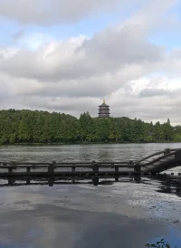 心理學(xué)家弗洛伊德在1902年發(fā)表了一篇和精神分析理論有關(guān)的論文，其中提到一個概念叫做“強迫性重復(fù)”。指的是一個人會不受控制的重復(fù)一些曾經(jīng)的創(chuàng)傷體驗。
童年吃過很多苦，長大后很有可能會下意識的制造出一些同樣的場景，讓自己受到和小時候一樣虐待。這就是所謂的“強迫性重復(fù)”。
比如，曾經(jīng)被當(dāng)眾羞辱過的孩子，在他長大成人后，會下意識的創(chuàng)造一些類似于曾經(jīng)被羞辱的場景，然后等待再次被羞辱；
曾經(jīng)因父親常年在外工作，無法獲得關(guān)懷照顧的人，在長大成人后很可能和一個同樣忙碌的男人在一起過日子，再次體驗?zāi)欠N無人照顧，無人關(guān)懷的感覺；
小時候玩具總是被他人搶奪，長大以后也希望有人能與自己爭搶某些利益，這些都屬于強迫性重復(fù)心理傾向。
神經(jīng)心理學(xué)家認(rèn)為，自虐者的每一次強迫性重復(fù)，都是希望修復(fù)自己的內(nèi)心損傷。
這些曾經(jīng)熟悉場景一次次重現(xiàn)在我們面前，讓我們癡迷。從精神分析角度看，強迫性重復(fù)行為與心理的出現(xiàn)同樣具有生物適應(yīng)性，可能是自虐心理傾向在試圖彌補某些童年階段、原生家庭階段的心理創(chuàng)傷。
 
#心理創(chuàng)傷修復(fù) #心理療愈配圖