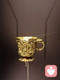 咨詢師是一個容器 要承受住來訪者的各種投射 褒和貶（ 理想化和攻擊 ）涵容理解以后給出回應 幫助來訪者潛意識意識化 。
容器既要涵容也要轉化 ，在轉化的過程中 咨詢師的容器功能在逐漸增強。配圖