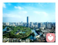 外遇是怎么發生的？
首先，就是婚姻中的需求沒有得到滿足。
婚姻的功能包括生存，延續，性，養育，一旦這其中有一項不被滿足，都有可能驅使人們尋找外遇。
男性的外遇索求性更多，女性的外遇索求情感更多。
男性的出軌大多是女性處在懷孕、哺乳、分娩的時候，還有相當一部分比例發生在女性更年期后。
這恰好是女人喪失生育能力與性吸引力后的時期，年輕的、喪失生育功能的，或是沒法生出男嬰的女性尤其容易受到苛責。
而女性外遇多是因為情感需求，男方無法提供情緒價值、在婚姻中遭遇婆媳壓力、在家庭中感受不到價值認可，都有可能促使女性轉向外遇。
對于婚姻來說，索求情感的外遇比索取性外遇更有威脅性，它會直接動搖婚姻中責任方繼續堅守合約的信念。
其次，外遇可能是源自于對自我存在的懷疑。
外遇是對婚姻合同的違反，是對規則的破壞，那人們為什么會不遵守規則？
除了規則不能給他帶來益處外，還有一種可能是他在規則中湮滅了自我。
規則保護了我們，規則也束縛了我們。
家規、校規、法律、道德，從小到大，從出生到死去，人們處處受著規則的掣肘，而到了婚姻之中，伴侶依然要為我們制定規則，似乎人生命中都被規則框定。
對那些長期處在高壓紅線上的人來說，規則更是一種可怕的存在。
它逼迫你做出違反你意愿的行為，它強迫你在本想休息的時刻工作，自我變成規則下爬行在狹隘管道中的螞蟻，渺小且無從決定自我的去向。
因此，有些人以反叛來確認自己的存在：我打破了規則，我不再是規則下被標定好的存在，我有自己的自我意識，我能做出與規則不同的、僅屬于我個人意志的行為。
這些反叛可能是一些能被諒解的行為，例如偶爾的遲到，不整潔的桌子，也可能是讓人憤怒的行徑：對婚姻的背叛。配圖