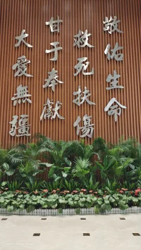從心理學(xué)的角度看，真正的親密應(yīng)具備三個(gè)要素：
依賴、獨(dú)立與沖突。
依賴，是安全感。當(dāng)你感覺(jué)到有壓力，想休息的時(shí)候，有一個(gè)安全的港灣在自己身后。
獨(dú)立，是邊界感。在親密關(guān)系中，彼此都是獨(dú)立的個(gè)體。我們各自都有自己的朋友、工作與生活。
而沖突，是親密關(guān)系長(zhǎng)期發(fā)展的必經(jīng)之路，是調(diào)節(jié)邊界的有效工具。
真正的親密，是敢于依賴，敢于獨(dú)立，也敢于沖突的。配圖