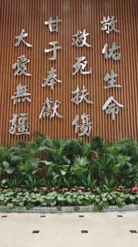 每一個負面的情緒都有一個正面的動機
?一個愛拖延的人可能是因為他特別自信，他知道自己最后總能搞定一切
?一個討好的人，說明他有用戶思維，他能站在別人的角度去想問題
?一個脆弱敏感的人，他狠起來會爆發(fā)出那種強大的生命的張力
?你社恐說明你有超強的專注力，你更懂得怎么自我提升，不受外界去干擾
?你如果是選擇困難，那說明你考慮問題會特別周全
?你膽兒小是因為你做事兒特別謹慎，你不喜歡冒險
?你不愛做計劃，說明你更擅長隨機應變
?你以為你的弱點其實背后可能藏著巨大的優(yōu)點，只是因為環(huán)境和別人的看法你還沒有發(fā)現(xiàn)的正面動機能量，就像泰戈爾詩里說的飛鳥和魚不能相比，世界上最遙遠的距離是我站在你面前你卻不知道我是誰。你不需要去成為別人，你只需要去成為更好的自己就可以了，記住我們這一輩子不是為了去滿足所有人的，而是要找到那些和自己步調一致的人，所以就做你自己就好！配圖