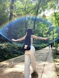 靜下來，內(nèi)觀自己

水只有沉淀下來，才能使自己清靜，才能將泥沙沉淀；人只有靜下心來，也才能讓自己冷靜，才能內(nèi)觀自己的起心動(dòng)念。


平時(shí)人在忙碌的生活中，一直向外追逐，是很難沉淀自己的，唯有靜下來，獨(dú)處時(shí)才能和自己在一起。在生活中，人要培養(yǎng)和自己在一起的能力，這樣才能內(nèi)觀自己，洞察生活。


內(nèi)觀自己的身體，身體一有不適，人就會(huì)感到恐慌，這兒疼那疼，就開始胡思亂想，此時(shí)不妨提起覺知來內(nèi)觀自己的身體，如果沒有什么大病 ，身體的疼痛也是一種自我保護(hù)能力，沒有必要百般對(duì)治。感知到疼痛，轉(zhuǎn)移注意力不去想它，疼痛無趣的就消失了，因?yàn)樯眢w也有自我療愈功能。


內(nèi)觀身體的呼吸，當(dāng)你放下任何的雜念，把注意力放在自己的呼吸上，讓心靜下來的時(shí)候，感到全身都在呼吸，氣血充盈著身體的每一部分，淤堵處全部被打通，靜下心來，內(nèi)觀身體，身體也和你在對(duì)話，一股能量充盈全身，滋養(yǎng)著全身。


靜下來，內(nèi)觀自己的念頭，修行中最重要的功課就是覺察自己的念頭，“念起即覺，覺而不隨”，每天升起的各種情緒都是由念頭產(chǎn)生的，內(nèi)觀自己的念頭，提起覺知，照破念頭的虛幻性，不認(rèn)同，不跟隨，不沉浸，擾亂心性的念頭，讓它停止或者立刻轉(zhuǎn)念，回到此時(shí)此刻。


內(nèi)觀自己的情感關(guān)系，與領(lǐng)導(dǎo)同事的關(guān)系、與愛人子女的關(guān)系、與父母姊妹的關(guān)系、如果只用世俗中的思維去處理，還是煩惱不斷，只有內(nèi)觀各種關(guān)系，了解人性的規(guī)律，跳出各種關(guān)系，用理解和包容，全然的去允許和接納，讓愛無限寬廣。


內(nèi)觀身邊的人事物，會(huì)讓人看清因果鏈，遇到的人事物都是因果鏈條發(fā)展變化中的呈現(xiàn)，由此反思自己不再造作，不再妄為，世俗中運(yùn)行的一切都是因果不虛，從而能站在更高的維度去理解世人，不再造業(yè)。


內(nèi)觀自己的習(xí)氣，才發(fā)現(xiàn)自我喜歡獨(dú)斷專行的要求別人，不假思索的妄自評(píng)論，不經(jīng)大腦的抱怨指責(zé)，都會(huì)傷及別人，而自己卻習(xí)以為常 ，業(yè)力就是這樣產(chǎn)生的。只有內(nèi)觀時(shí)才能照見自己，身口意都是需要用智慧去管理的。


內(nèi)觀自己，讓自己分清真實(shí)和虛妄，不再無盡的追逐外境和物質(zhì)，很多人覺得擁有很多的物質(zhì)財(cái)富就有幸福感、安全感，認(rèn)為這些都是真實(shí)的，一生都成了物質(zhì)的奴隸，卻不知自我是在顛倒夢(mèng)想中活著，外在的都是生滅變化，唯有了解真相。配圖