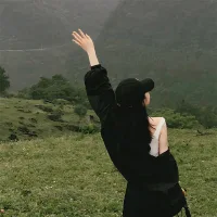不要反復咀嚼自己的失敗，不是只有刺激和快樂能讓人沉迷，痛苦也能。這種痛苦的泥沼會讓人陷進去，你不斷品味，就越陷越深，到最后它侵蝕你所有的力量，再也逃不出來了，讓你陷在自我否定、自我厭棄的泥潭里不可自拔。

品嘗痛苦，咀嚼失敗沒有意義，值得復盤的是路徑而不是情緒。希望我們都能放下自我攻擊，學會自我療愈。配圖