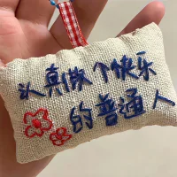 在《列子》中有這樣一個故事：


春秋時期，有一位年輕人。


一天夜里，他突然看到一個虎背熊腰的壯漢，正向自己走來，壯漢留著長胡須，身穿白色的衣服，戴了一頂黑色的帽子，腰間還系著一塊玉佩。


壯漢走到年輕人的面前， 上來就大聲呵斥他，呵斥完之后，還吐了年輕人一臉唾沫。年輕人大叫一聲，剛要反抗，這才猛然驚醒，發(fā)現(xiàn)原來是自己做了一場夢。


年輕人從夢中醒來后，他越想越生氣，一想到夢中被壯漢莫名其妙地欺負了一頓，就非常的氣憤。


第二天，年輕人把自己做的夢，講給了朋友們聽。


并對朋友說：“我從小就沒有受到這等屈辱，沒想到昨天夜里竟然遭受如此大辱，我一定要找到那個惡漢，找到后，我定要給他算賬，若是找不到，我就不活了。”


朋友們聽后，都連忙奉勸他：“不必過于較真，只不過是一場夢而已，就是一個不存在的一個念想罷了，何必大費周折，斤斤計較呢？”


可是，年輕人卻依然不屈不撓，非要去找夢里那個長著長長胡須，身穿白色衣服，戴了一頂黑色的帽子的壯漢。


無奈，朋友們只好陪著年輕人來到了街上，去尋找夢里的壯漢。可是，好多天過去了，年輕人始終沒有發(fā)現(xiàn)夢里的壯漢出現(xiàn)。


最終，年輕人難以平復心中的怒火，開始變得郁郁寡歡。結果，竟然真的了結了自己。


讀完這個故事，覺得不免有些荒誕，感覺年輕人有點太過極端了。


他為了維護自己的自尊心，太過于執(zhí)著了。只不過，他卻忽略了夢與現(xiàn)實之間的隔閡。


可細細品味這個故事后，發(fā)現(xiàn)其中蘊含了極為深刻的生活哲理。


生活中，你，我，都避免不了一些煩心事，也常常會胡思亂想，冒出一些亂七八糟的想法，讓我們深陷其中。


我們的這些“念頭”就好比故事中的那個“壯漢”一般，只是出現(xiàn)在夢境里，在現(xiàn)實生活中根本就不存在。


可是，生活中，我們卻常常會被這些亂七八糟的“念頭”所影響。心情不好的時候，會胡思亂想，或者總是為明天尚未發(fā)生的事情，而過于擔憂。甚至，明明自己心里已經很堵了，也放下心中的那些念想。為此，就會讓自己陷入“精神內耗”。


這不就像故事中的年輕人一樣嗎？


為了一個尚未真實發(fā)生的，生活中根本不存在的“念頭”而為難自己，折磨自己，內耗自己。但是，我們卻忽略了這個“念頭”本身就不存在。


最終的結果，只能是自討苦吃。


如果我們一直執(zhí)著于那些不存在的“念頭”而悶悶不樂，不就如同故事中的年輕人一樣了嗎？配圖