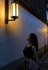 滿地都是六便士，他卻抬頭看見了月亮配圖