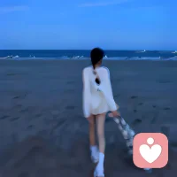 「生活不必用力過猛  慢慢走才能看到風(fēng)景」

　　一個人如果長時間處在高強度的拼搏里，內(nèi)心很容易感到焦慮。這個時候，需要放慢腳步，讓生命有所停頓，讓心靈有所棲息。
　　做一些不一定會馬上看到成果的事，花一些不緊張的時間陪伴喜歡的人。當生活有張有馳、疾徐有致時，我們的日子才會回歸生活的本真。慢下來，沒有關(guān)系，在自己的時鐘里，我們才能看到最美的風(fēng)景。配圖