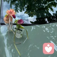 從前，有一位農夫養了一頭驢，不過，這頭驢兒有點懶，偶爾會耍小聰明，不想干活。

一天，天氣突然變涼。農夫就想用家里多余的鹽巴，到集市上換些棉花，為冬天做準備。于是，農夫就想到了驢兒，他牽來了驢兒，把鹽巴放在了驢背上，向集市出發了。

在農夫去往集市的路上，本來要經過一座橋?？墒?，在早些時日橋由于經年失修突然斷掉了，暫時無法通行。因此，農夫必須要淌過橋下不深不淺的河水，才能到達集市。

當農夫牽著驢兒來到河邊時，他格外小心，牽著驢兒一點點過河，生怕驢兒跌倒在河中。誰知，怕什么來什么，驢兒還是滑了一跤，跌倒在了河中。

好在，驢兒安然無恙，并沒有受到任何傷害。不過，驢背上的兩袋鹽巴被河水侵濕后，開始融化，不停地往下滴水。

農夫很無奈，但他沒有責怪驢兒，繼續牽著驢兒趕路。

忽然間，驢兒感覺到自己背上的鹽巴正在逐漸地變得越來越輕，一時間，驢兒好像意識到了什么，它不由得露出一絲狡黠的目光……

終于，再到達集市后，農夫發現鹽巴已經快化沒了。無奈，他只有自掏腰包，裝了幾包棉花，把棉花放在驢背上，開始返回家中。

在回去的路上，農夫又小心翼翼地牽著驢兒淌水過河，這時，驢兒想起了被水浸濕的鹽巴。它覺得只要濕背上馱的東西沾到水，就會變輕。于是，驢兒就故意裝作失足，又一次倒在了河里。

農夫見狀，連忙將驢兒拉起，驢兒也不停地掙扎著，費了很大勁才站起來。

不過，這一次跌倒后，驢兒發現身上的棉花被水浸濕后，不僅沒有變輕，反而變得異常沉重……

無奈，驢兒不得馱著沉重的棉花，步履蹣跚地走回家中。

到家后，驢兒直接累癱在了地上。從此，驢兒再也不想偷懶，再也不敢自作聰明了……

當你覺得身上的擔子很重時，最好的辦法就是把這個擔子扛過去，然后，才能輕松放下。

否則，就算你中途耍盡小聰明，為了一時的舒坦而偷懶躲避身上的擔子，只會讓它變得更加沉重。

很喜歡一句話：“吃得苦中苦，方為人上人。”

千萬不要害怕人生的“苦”，人生該經歷的一點都不能少，只有在你經過千百次的錘煉后，你才可以品嘗到人生的“甜”。

人生就像一個容器，你能承受多少，就能承載多少。你能夠承受別人所不能承受的“苦”，你才有資格享受別人享受不了的“甜”。

千萬不要自作聰明，愧對自己，愧對他人。天助自助者，老天總會眷顧那些奮發向上，腳踏實地的奮斗者！

千萬不要在人生的道路上為了一時的舒坦，耍小聰明。最終，只會自欺欺人。配圖