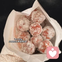 人活著只要
有一個(gè)好心態(tài)，一副好身體，
其他的隨緣便好。
生活的模樣取決于你自己，
熱愛(ài)生活的人，
也一定會(huì)被生活所熱愛(ài)。配圖