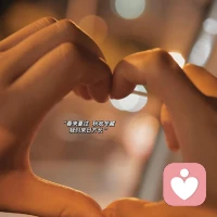 人活著只要
有一個(gè)好心態(tài)，一副好身體，
其他的隨緣便好。
生活的模樣取決于你自己，
熱愛(ài)生活的人，
也一定會(huì)被生活所熱愛(ài)。配圖