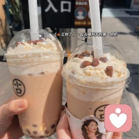 人活著只要
有一個(gè)好心態(tài)，一副好身體，
其他的隨緣便好。
生活的模樣取決于你自己，
熱愛(ài)生活的人，
也一定會(huì)被生活所熱愛(ài)。配圖