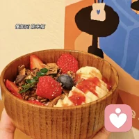 當你心情不好的時候啊，
別為難自己，
人生除了生死，
其他的都是小事。

每天早晨醒來，
發現自己還活著，
就應該感到慶幸和珍惜。

只要太陽照常升起，
就沒有過不去的坎。

生活已經那么累了，
又何必想那么多呢…配圖