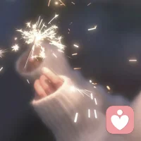 「不要長(zhǎng)期把自己窩在家里」

不要長(zhǎng)期窩在家里，真的會(huì)廢掉。長(zhǎng)期窩在家里，看到的便只是幾間房，幾個(gè)人，于是這幾間房，幾個(gè)人便成了全部，丈夫不體貼，孩子不優(yōu)秀，便成了天大的事，要命的事。可其實(shí)，不過是見得太少，自我搓磨。

每隔一段時(shí)間，一定要出去走一走。看看市井煙火，看看名山大川，你會(huì)發(fā)現(xiàn)，天那么大，人那么多，事那么雜，你自以為的痛苦絕望，不過是見識(shí)少，看不開。你見了外面的天地，才能平常看待自己的小天地。而人的心態(tài)一旦活了，變了，事也就輕了，淡了。

人長(zhǎng)期窩在家里，真的會(huì)歇懶了。而人一旦歇懶了，想站起來就難了，沒勇氣，也沒力氣，于是便會(huì)心生懼意，哪怕委曲求全，也找理由擺爛，最后毀了自己，也錯(cuò)失機(jī)會(huì)。所以，人，要允許自己枯萎幾天，但時(shí)間不能長(zhǎng)。長(zhǎng)了，就會(huì)生惰性。配圖