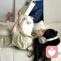 我已經過了喜歡炫耀和喧鬧的年齡了，不再期待周圍人的回應和鼓勵，也不在乎他人的褒貶和說辭。不會因為興奮而四處叫囂，也不會因為低沉去祈求他人的理解，更懂得了要用詼諧的方式度過正經的人生。配圖