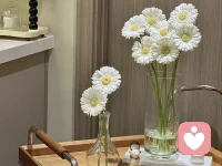 別總向他人訴說不幸，很傻

這世界根本沒有真正的感同身受，不幸一旦宣之于口，換來的大多不是幫助和同情，而是嘲笑和蔑視。不要覺得你們是最好的朋友，就口無遮攔，什么都說。人性復雜，他希望你過得好，但不希望你過得比他好。越是朋友，越是知道扎你哪里最疼。

永遠不要把自己的傷口，袒露給他人。因為別人會把你的傷口，一次次攤開，當成談資，反復觀賞，廣而告之。這是何等的自傷。記住，人都有自己的隱私，有些事就是要一輩子爛在肚子里的，對誰都不能說。

內心堅強一點，敢于承擔一點。自己的不幸和傷口，獨自舔舐即可。那是一種堅強，也是一種自保，不給別人撒鹽的機會，也磨煉自己的心性。人只有學會閉嘴，有些東西才能沉淀，而人也才能真正厚重起來。配圖