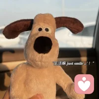 工作的第一目的，永遠是賺錢，別太上頭

提起工作，誰不是一肚子委屈？天天加班沒人說，出一點小錯就被當眾批評。同事之間，打小報告，互相拆臺。沒有人會因為你心理脆弱而多關(guān)照你，也沒有人會因為你受委屈而同情你。甚至，有人巴不得你出錯，挨批評，以此來凸顯自己的能力。

員工和老板是雇傭關(guān)系，和同事是合作關(guān)系，中心都是為了錢，沒有什么感情可談。老板倒是善于和員工談感情，不過那是為了不給員工加工資，目的是為了省錢。在公司時，關(guān)系再好的同事，你離職了，也就和陌生人差不多了。人走茶涼，現(xiàn)實得很。

工作的第一目的，永遠是賺錢，而不是談感情。工作不順心時，自己調(diào)整好自己，不要乞求老板善待你，同事關(guān)照你，不要想太多，要把心思都放在賺錢上。有更好的工作機會，該跳槽就跳槽，不要不好意思，等你年紀大了，被裁的時候，沒有人會不好意思。配圖