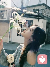 人生這路崎嶇坎坷，只為將我們磨圓，目的是為了讓我們滾的更遠，人生的坎坷，一半是生活挖的坑，一半是我們自己的棱角刺的洞，我們走的那么艱難，往往不是努力不夠，而是渾身長滿了刺，刺越多，生活越難。沒辦法為了前行，只好忍痛揮刀斬斷銳刺，久了，我們圓了，人生才能更豐滿。配圖