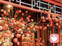 人要自然、真實地活。想哭便哭，想笑就笑，生命本該是自由的，憂樂喜悲都是我們某一個時刻情緒的真實寫照，不必遮掩不必躲藏，更不必羞愧。那些內(nèi)心痛苦不堪卻仍然強顏歡笑的人才是真正全然可悲的。
若要做人，便要做一個坦坦蕩蕩，光明磊落，生動多彩的人，絕不在百無聊賴時無病呻吟，也絕不要在失意困頓時掩面假裝淡然。配圖