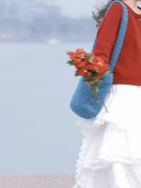 跟誰親都不如跟老婆親

能每天給你做飯、洗衣服、帶孩子，還時刻關(guān)心你的人，只有你的老婆。可是，有的男人卻覺得，這些都是理所當然的，甚至把老婆當外人看，對老婆的態(tài)度，還不如對朋友好。這樣的做法，簡直就是在把老婆往外推，把家弄成了冷冰冰的地方。

老婆才是你最該關(guān)心、最該疼愛、最該親近的人。在日常生活中，要多跟老婆聊聊天，聽聽她的想法和感受。遇到事情的時候，也別一個人扛著，跟老婆商量商量，一起想辦法解決。一個家，本就是個共同體，要相互體諒，同甘共苦。

無論外界的風(fēng)雨多么猛烈，家，永遠是每個人心靈的港灣。而老婆，則是這個港灣中最溫柔的守護者。不要忽視身邊最該親近的人，要感恩，要知足，要珍惜。人生到了下半場，人和事都經(jīng)歷了不少，應(yīng)該明白了：跟誰親都不如跟老婆親。配圖
