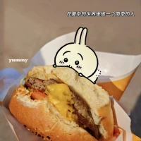 余生，做一個簡單的人 

不要把事情想得太復(fù)雜，不要猜測別人的想法，不要被外界的聲音左右，讓自己的心簡單起來。別人的想法和觀點，只是他們的視角，無法定義你的價值。別人喜不喜歡你無所謂，守好自己的心，走好自己的路，勇敢做你自己就好。

讓自己不舒服的飯局，能不去就不去。看著別人炫耀、攀比、吹牛，心累，身累，還不如回家陪陪家人。把家布置成自己最舒服的狀態(tài)，穿自己最舒適的衣服，不必追求別人眼中的好，更不必為了面子，而背負(fù)沉重的經(jīng)濟(jì)負(fù)擔(dān)。適合自己，就是最好的，無需征求他人認(rèn)可。

余生不長，做一個簡單的人吧！不沉浸過去，不焦慮未來，生活就是見招拆招，享受當(dāng)下就好。累了就休息，餓了就吃飯，開心了就笑，不開心了就去找點樂子，看場電影，吃頓美食，跑跑步，聊聊天，沒有什么過不去的。心簡單了，人就輕松快樂了。配圖