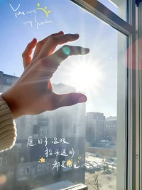 請(qǐng)你最后一次談原生家庭?

原生家庭就是我們的溯源地。那是我們的來時(shí)路。

我們遇到痛苦和困難會(huì)不自覺地追本溯源。

每個(gè)人一生都逃不過原生家庭帶來的影響。也會(huì)不自覺地把從原生家庭養(yǎng)成的習(xí)慣變成自己失敗的起因。

對(duì)的。原生家庭是你的起因。

你會(huì)無意間發(fā)現(xiàn)身上有父母的影子。

他們的言傳身教是刻在骨子里的深刻記憶。

尤其是充滿負(fù)能量和傷害的原生家庭，會(huì)刻得更深刻。

有時(shí)候明明感覺自己已經(jīng)獨(dú)立了，有能力和原生家庭分離了。不經(jīng)意間，你的潛意識(shí)還會(huì)把你拉回去，讓你重新體味當(dāng)年的貧窮，困苦，辱罵，苛責(zé)，孤獨(dú)。

有必要的話，請(qǐng)先遠(yuǎn)離，甚至切斷給你帶來壓力的原生家庭關(guān)系。

實(shí)現(xiàn)獨(dú)立肯定是要離開父母的。哪怕你的原生家庭原本就很幸福。

然后要明白，世界上沒有兩片相同的樹葉。你和你父母不可能相同。

上帝造物自有其美意。你就是你。配圖