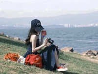 不再向别人渴求“无条件的爱”，而是去接受“爱就是有条件的”。配图
