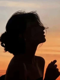 就命运而言，休论公道。 

这句话击碎了所有“为什么偏偏是我”的怨怼。

就像确诊癌症的95后女孩在直播化疗，被裁员的中年人在夜市摆摊，命运从不按剧本出牌。

史铁生告诉我们，与其追问“凭什么”，不如学学地坛里春去秋来的古柏，把苦难活成年轮。