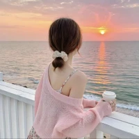 成長(zhǎng)的本質(zhì)，就是一場(chǎng)“自我修復(fù)”的旅程。

你會(huì)在人群中破碎、誤解、崩潰；
也會(huì)在沉默中重建、整合、閃耀。

有一天你會(huì)發(fā)現(xiàn)，
你變得更溫柔，也更有底氣。
不再因?yàn)閹拙湓捑捅罎ⅲ?也不會(huì)再因?yàn)橐稽c(diǎn)風(fēng)雨就退縮。

你終于明白：
不是所有人都值得解釋，
不是所有風(fēng)浪都值得出聲。

你越來(lái)越寧?kù)o，
越來(lái)越堅(jiān)定，
越來(lái)越靠近真實(shí)的自己。

我知道，有時(shí)候你也會(huì)懷疑：
我這么做真的值得嗎？
這么走真的能走出去嗎？
我的努力真的會(huì)被看見嗎？配圖