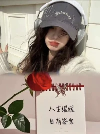 《当我真正开始爱自己》

当我真正开始爱自己，我才认识到，所有的痛苦和情感的折磨，都只是提醒我：活着，不要违背自己的本心。今天我明白了，这叫做“真实”。

当我真正开始爱自己，我才懂得，把自己的愿望强加于人，是多么的无礼，就算我知道，时机并不成熟，那人也还没有做好准备，就算那个人就是我自己。今天我明白了，这叫做“尊重”。

当我开始爱自己，我不再渴求不同的人生，我知道任何发生在我身边的事情，都是对我成长的邀请。如今，我称之为“成熟”。

当我开始真正爱自己，我才明白，我其实一直都在正确的时间，正确的地方，发生的一切都恰如其分。由此我得以平静。今天我明白了，这叫做“自信”。

当我真正开始爱自己，我不再牺牲自己的自由时间，不再去勾画什么宏伟的明天。今天我只做有趣和快乐的事，做自己热爱，让心欢喜的事，用我的方式、我的韵律。今天我明白了，这叫做“单纯”。

当我开始真正爱自己，我开始远离一切不健康的东西。不论是饮食和人物，还是事情和环境，我远离一切让我远离本真的东西。从前我把这叫做“追求健康的自私自利”，但今天我明白了，这是“自爱”。

当我开始真正爱自己，我不再总想着要永远正确，不犯错误。今天我明白了，这叫做“谦逊”。

当我开始真正爱自己，我不再继续沉溺于过去，也不再为明天而忧虑，现在我只活在一切正在发生的当下，今天，我活在此时此地，如此日复一日。这就叫“完美”。

当我开始真正爱自己，我明白，我的思虑让我变得贫乏和病态，但当我唤起了心灵的力量，理智就变成了一个重要的伙伴，这种组合我称之为，“心的智慧”。

当我开始真正爱自己，我意识到，无须再害怕自己和他人的分歧，矛盾和问题，因为即使星星有时也会碰在一起，形成新的世界，今天我明白，这就是“生命”。配图