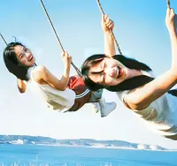 人只要笑，就没有输 

路遥在《人生》中写道：“生活总是这样，不能叫人处处满意”。人生，过得不好是常态，人旺财不旺，财旺人不旺，人财都旺了，其他地方自有缺角。人生忌满，所以要坦然看待生命中的那些阴暗，看开一点，多笑一笑。

人，只要笑，就没有输。尤其是在不如意的日子里，要笑出声来，把淤积的晦气，都震散，把一丝丝喜悦，塞进缝隙里，一点点扩大。过日子，哪有那么多高光，就是平平常常，普普通通，忙忙碌碌，只要心态好，还能笑一笑，生死，不过气的聚散。

其实，有些人已经过得很好了。她之所以觉得过得不好，是因为太贪心，想的太多，想要的太多。她只看到人生缺角的部分，整天愁眉苦脸、唉声叹气。可只要她笑一笑，抬起头，看天地广阔，风来听风，雨来赏雨，走进烟火里，品人间百味，就会发现，好爽，好惬意。配图