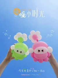 很多焦虑抑郁的人，有个相同点——每次说话都是“他们”怎么样：“他们会不会觉得……”“他们是不是……”

而豁达爽快的人则相反，沟通时都用“我”打头：“我想要……”“我感受……”这两年，心理学界有个很火的词——主体客体化

这原本是个哲学概念，主体意为“我”，客体意为“你”。

当把“我”放置于“你”的评判下，“我”就容易想太多。

当一个人丧失自我，把自己当“客体”，内耗便随之而来。

换句话说，只有夺回主体性，一个人才能从根上斩断那些胡思乱想。配图