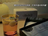 问一问“元芳”怎么看

你就是元芳，问问自己怎么看一件事、一个人、一种现象。
《The Power of Agency》里说：“主体性不是与生俱来的，而是通过日常微小抵抗，抵抗被动性、抵抗自动化、抵抗默认选项，锻炼出来的认知肌肉。”
遇到问题时问一问自己：“如果是我，我会怎么做？如果没有限制性信念，我会怎么看待这件事？”
这种提问，可以敲碎禁锢自己的枷锁，打开思路，解放真实的自我。
被动等待灵感的人，永远觉得“自己不够聪明”；主动创造条件的人，却总能在关键时刻“灵光乍现”。配图