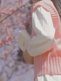 心太软的人，没福气

有些人，他自己懒惰、平庸、碌碌无为，又见不得别人好，于是你的成功、优秀、天赋、善良和幸福，就都变成了他心中的恨和恶。不要把人想得太好，不要让自己的心太软，不好意思拒绝别人时，先想想对方怎么好意思为难你。

心太软的人，没福气。有些人之所以欺负你，仅仅是因为你好欺负，有些人敢一次次伤害你，仅仅因为你长期的妥协退让，成了对方的理所应当。心太软，是一种伪善的病，除了委屈自己，让恶人更恶，还会彻底搅乱公平。

做人，是需要长骨头的。不能那么容易被拿捏，不能太轻易原谅伤害，更不能一次次帮助别人，伤害自己。人一旦允许被伤害，所有福气都会被耗掉。过度心软是愚昧，理性薄情才是智慧，心硬一点，有时候不是无情无义，而是坚持了善恶有报，因果循环。配图