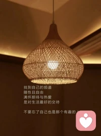 與人相處，解釋你就輸了

不要總是試圖改變自己在別人心中的形象，他本就是帶著有色眼鏡在看你，你解釋再多又有什么用？別人如何看你，無關(guān)緊要，也無需在意。世人的眼光如風(fēng)過耳，唯有內(nèi)心的自在真實，才值得堅守。

無論什么關(guān)系，若總想著強行辯解，其實就已經(jīng)輸了。他構(gòu)想出怎樣的你，并為之愛憎，那是他的課題，與你無干。他眼中的你，是光還是塵，是玫瑰還是荊棘，都無須解釋，沉默才是你最高級的輕蔑。

你的內(nèi)核，應(yīng)該由你自己守護，不為任何誤解而動搖。不解釋，不是無力，而是一種勇氣，被討厭的勇氣。懂你的人，無須解釋，不懂你的人，解釋再多也是徒勞。你只需要大大方方地站在陽光里，站在風(fēng)里，只為自己，鮮活坦蕩地存在即可。配圖