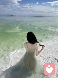 當前時代最大的紅利：身體好

生病，太費錢，小病三四千，大病四五十萬，要命的病，再多錢也換不回一點健康。不得病，就是最大的存錢。當前時代，節奏太快，但不管未來怎樣，能吃能睡，無病無痛，就是人最大的底牌。

一定程度上，降低物欲，可以簡單，可以樸素，但要保住身體這個本錢。身體好，才有底氣對抗一切未知；身體好，才有機會觸碰一切美好。人活一世，于身，要健康，于心，要快樂，這才是最接近幸福的本質。

身體，是獨屬于自己的東西。不要被大環境裹挾，要創造獨屬于自己的比較健康舒服的生活方式。要關心糧食和蔬菜，要每天動一動，出出汗，要保持心情平靜又愉悅，要面色紅潤，眼睛明亮，心無旁騖，一覺到天亮。配圖