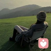 不祝你天生丽质，不祝你天赋过人，不祝你生来勇敢，也不祝你乖巧懂事……

只祝你的生活有足够多的精彩留白，祝你能把世俗的眼光一裁再裁，祝你在汹涌的人海里活得尽兴又开怀。

愿你像烟花般热烈，过噼里啪啦的人生。