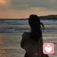 不要让任何人白嫖你的福气

白嫖的本质是，享尽你的福，却不愿回馈你任何。有些人享尽你的劳动成果，吃你做的饭，盖你洗好的被子，享受你制造的干净空间，还反过来嫌弃你这不好，那不好，不回馈你任何，只享受，只掠夺，把你置身于冤种的空间，徒留你自我折磨。

不要让任何人白嫖你的福气，记住，等价交换，是第一法则，你可以付出，可以助人，但需要正向回馈，如果对方只想白嫖，哪怕是骨肉至亲，也要停止单向付出，不是绝情，是自保，是把关系拉入互相尊重的正轨，而非耗尽自己的福气，养一群白眼狼。

尤其是你顺风顺水时，一定要警惕那些想要白嫖你的人。不知感恩的家人，见不得你好的亲戚，只想占点便宜的其他人。人的福气，都有定数，大多数人的福气只够滋养自己，人穷就不要情深，力薄就要谨慎行善，适当计较，是大清醒，也是大智慧。