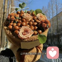 不要献祭自己的家人

任何事，只要当众，就要三缄其口。人多的时候，不要满嘴怨气，一张口就是孩子笨，老公窝囊，父母不公。你说得痛快，却献祭了全家人的尊严，给一群人当笑话看。记住，只要你还想过，给家人留脸，就是给自己留体面。

你发泄的是情绪，别人看的是笑话。人无完人，你大肆宣扬的那个恶劣点，一旦被众人认定是你家人的全部人格，被嫌弃的不仅仅是他，还有你，因为你还要继续跟他过，你们依旧是一个整体，他烂了，死活不分开的你，也活该。更何况，这是冤案，因为那根本不是全部的他。

有一种清醒是，关起门来吵架，打开门护短。谁家都有糟心事，真没必要什么都往外说，还当众献祭。人多的时候，就要少说话，没人会因为你家的丑事同情你，什么样的家庭最有脸面？分得清里外，明晃晃的护短，是亲情，也是温情。配图