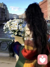 儒表，佛心，道骨

不管什么年纪，什么际遇，女人一定要去多读点书，尤其是心理和理财方面的。人一读书，心就会静，从满沙发的衣服，满地的臭袜子中，一点点把面目全非的自己捞出来，触摸文字，让自己面目平和，沉静之气由眉间而生，自成儒表，温柔而坚定。

善，是为人的底色。真正极品的女人，都有一颗佛心，往好里想，往好里做，她自己首先就会是一个从容美好的人。没那么多心机，更不会事事计较，她不会养怨气，更不会沉在仇恨里，她懂因果，存善念，于是慈悲，于是通透，于是容易招贵人。一念之善，往往能出其不意，招贵人，救自己。

南怀瑾写道：“佛为心，道为骨，儒为表，大方看世界”。人行走于世间，要有一种骨气，绝不欺人，但也绝不人人可欺。有人言，女人有了风骨，便自成尤物。那是因为不再依附，不再委屈齐全，不再伏低做小，而是自担命运，不卑不亢，独成风景。她开始懂，强求只会痛苦，顺其自然，才是天道。配图