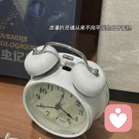 请戒掉你的“弱者气息”

人到中年，活在缘分里，而非关系中。半辈子了，伏低做小，蝇营狗苟，也没换来多大利益，你百般讨好，看不起你的人，照样看不起你。你越卑微的维持一段关系，不顾一切，毫无底线，越容易一无所有，沦为笑柄。这个岁数了，豁出去一点，所有关系看缘分，想走走，想留留，全都无所谓。

不要再散发弱者气息了，更不要下意识去看别人的脸色眼色，有些圈子，融不进去，不必强融。别人过得再好，跟己无关，自己粗茶淡饭，是自己挣的。没吃别人家饭，没穿别人家衣，就要挺直腰杆，不卑不亢。我虽平凡，不欺人，但也绝不好惹。

中年人，已历半生风雨，骨头硬一点，感情淡一点，不要怕失去任何人，更不要怕得罪任何人，失去就失去，得罪就得罪，自己才是自己最大的底气。那些混乱的小团体，多看一眼都嫌烦，牛马成群，猛虎独行，敢翻脸一点。我委曲求全久，也该无所畏惧做自己。配图