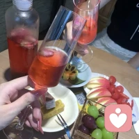 宁可不识字，不可不识人：这三种人，不能深交

当面一套背后一套的人。人前跟你称兄道弟，转脸就把你的话当笑话讲给别人听。你掏心掏肺，他当谈资，你毫无保留，他转头就卖。这种人没有真心，只有利益，你对他再好，也捂不热那颗算计的心。

满身负能量的人。跟他在一起，天永远是灰的。抱怨工作，抱怨家人，抱怨命运，什么到他嘴里都是糟心事。你以为自己能拉他一把，结果被他拉着往下坠。时间长了，你也变得跟他一样，看什么都不顺眼，浑身没劲。

理所当然占你便宜的人。你帮他，他觉得应该，你不帮，他记恨你。他的事就是大事，你的事再大也是小事。这种人眼里只有自己，你付出再多，也换不来一句谢谢。人心隔肚皮，看不清人就掏心，最后受伤的只能是自己。配图